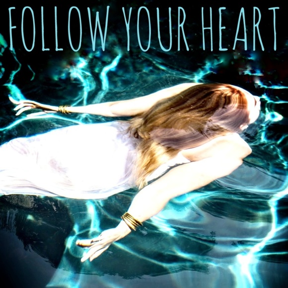 Meet your Posher, Claire! ๐๐๐ - Picture 2 of 8